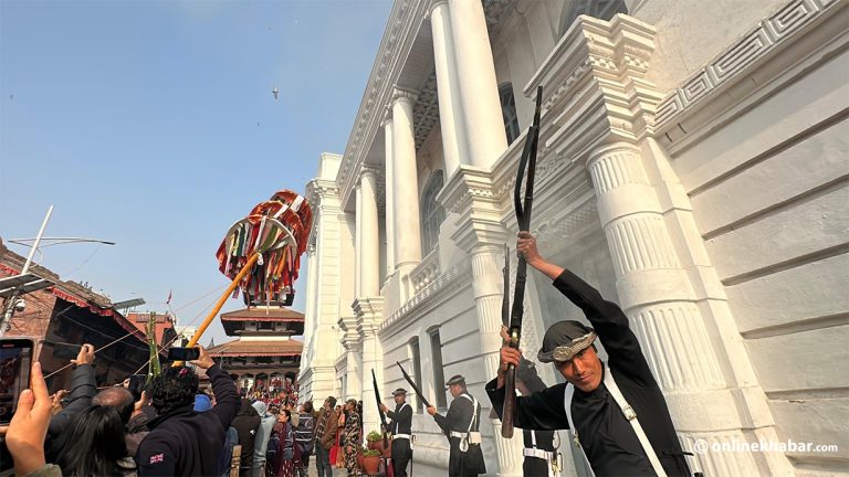 बसन्तपुरमा ठड्याइयो चीर, सुरु भयो होली