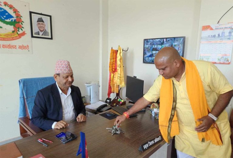 भंगहाका मेयरले सीडीओलाई बुझाए नगरपालिका कार्यालयको साँचो