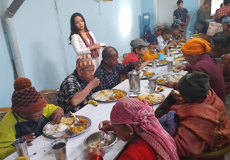 जन्मदिनमा ज्येष्ठ नागरिकलाई भूमिकाले गराइन् भोजन