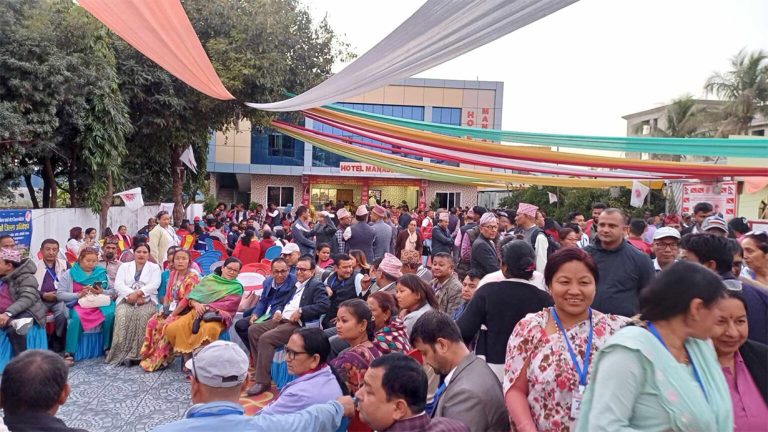 एमाले मोरङ अधिवेशन : सहमतिको प्रयास गर्दा फेरि एक दिन सर्‍यो मतदान