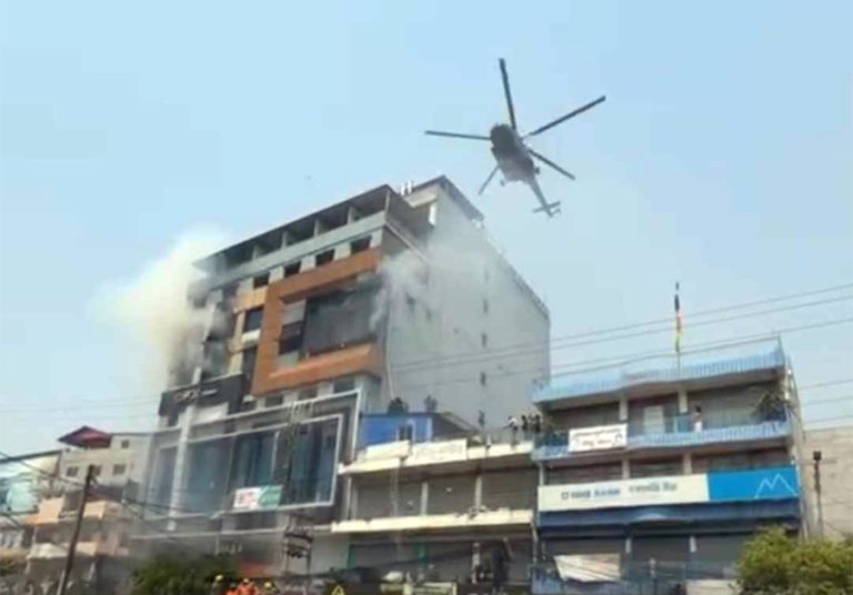 सेन्टर प्लाजाको आगलागीमा फसेकालाई उद्धार गर्न हेलिकप्टर पठाइयो