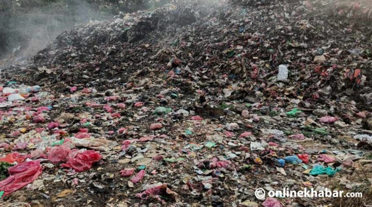 डम्पिङ साइटबाट निस्केको धुँवाले ढाक्यो लमही बजार, फैलियो दुर्गन्ध