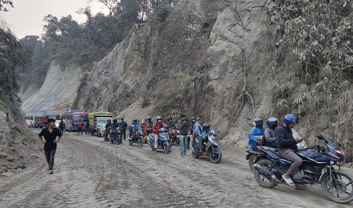 दाउन्ने सडकखण्ड उबडखाबड र धुलाम्‍य, यात्रुलाई यातना