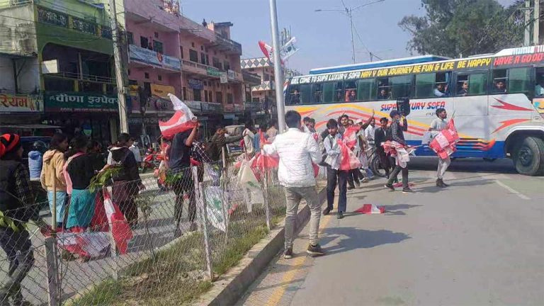 नेविसंघले धनगढीमा राखेका झन्डा आन्दोलनरत विद्यार्थीले हटाए