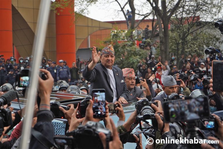 काठमाडौं आइपुगे पूर्वराजा ज्ञानेन्द्र, विमानस्थलको मुख्यद्वारमा समर्थकको स्वागत