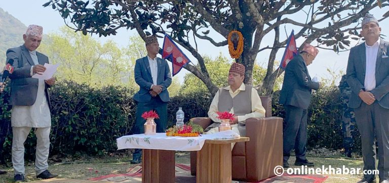 राजतन्त्र अन्त्यपछि पहिलोपटक कुलदेवता सम्झँदै पुर्ख्यौली थलोमा ज्ञानेन्द्र
