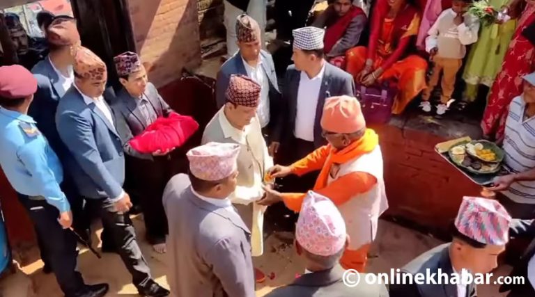 गोरखपुर मन्दिरमा पूर्वराजाले गरे पूजा अर्चना