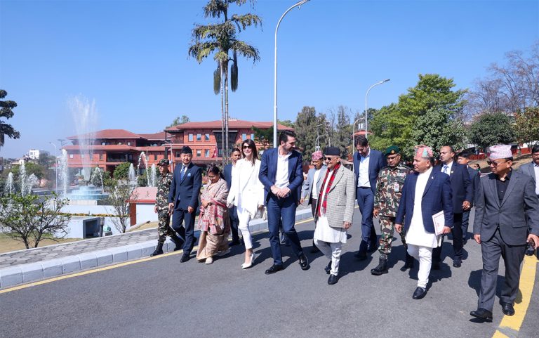 प्रधानमन्त्री ओलीसँग अन्तर्राष्ट्रिय गोलरक्षक बुफोनको भेट