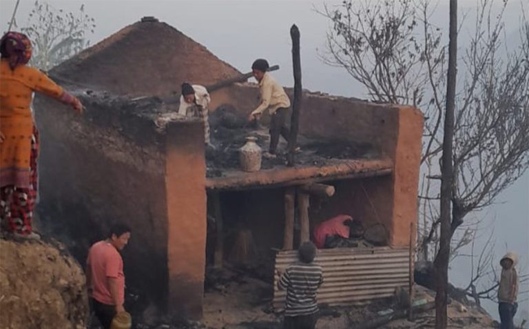 डढेलो गाउँमा पस्दा एक विद्यालयसहित ९ घर जले
