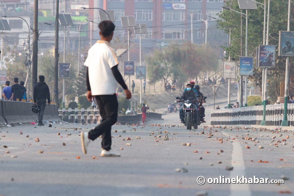 राजावादीले क्षति पुर्‍याएको तीनकुने क्षेत्रमा अनुगमन गर्दै गृहमन्त्री लेखक