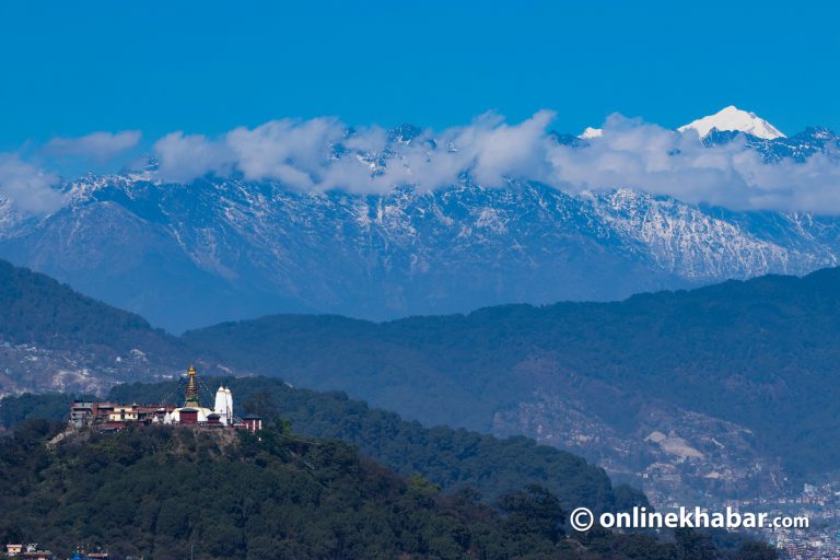 उपत्यकाबाट देखिन थाले चहकिला हिमाल (तस्वीरहरू)