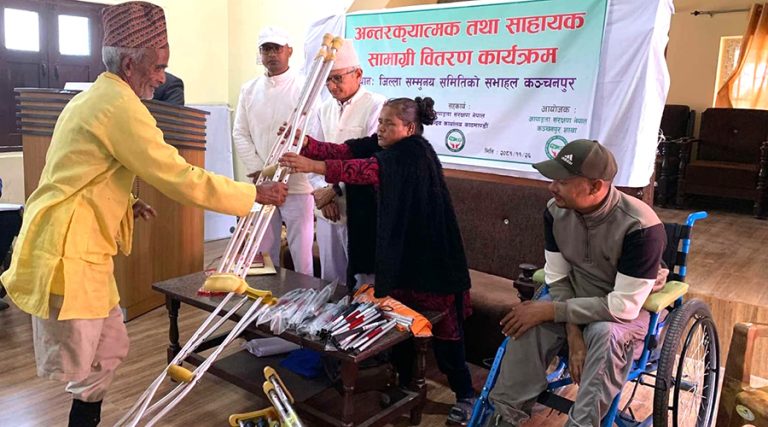 मुक्तिनाथ विकास बैंकले बाँड्यो कञ्चरपुरमा बैसाखी