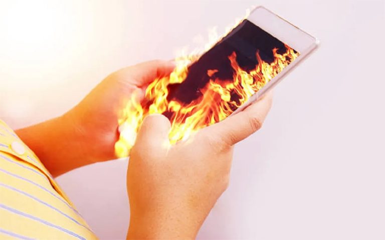 खल्तीमा बोकेको मोबाइल पड्किँदा युवकको अण्डकोष फुट्यो