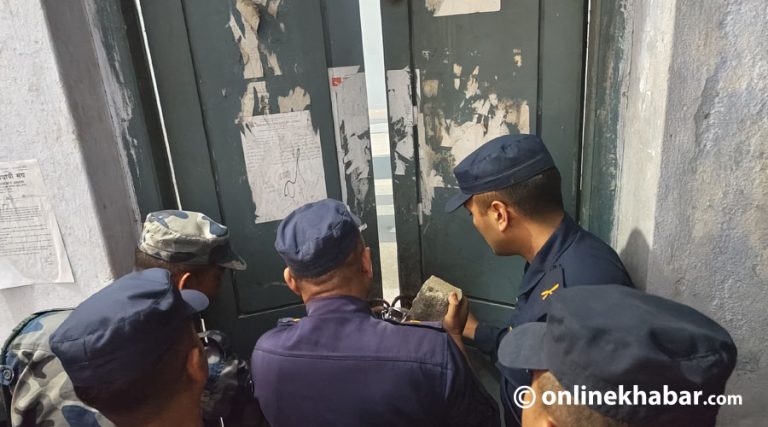 महेन्द्र मोरङ क्याम्पसमा तोडफोड र आगजनी : शेखर पक्षका चार विद्यार्थी पक्राउ