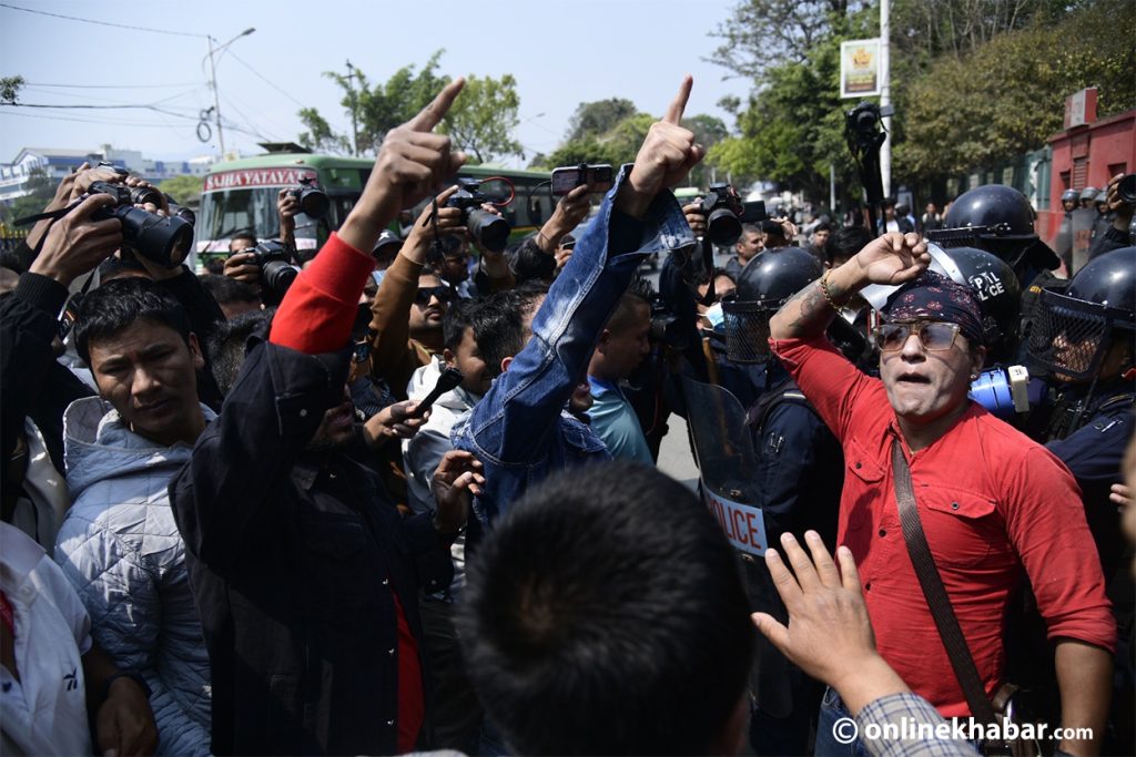विद्युत् प्राधिकरण अगाडि विरोध प्रदर्शन (तस्वीरहरू)