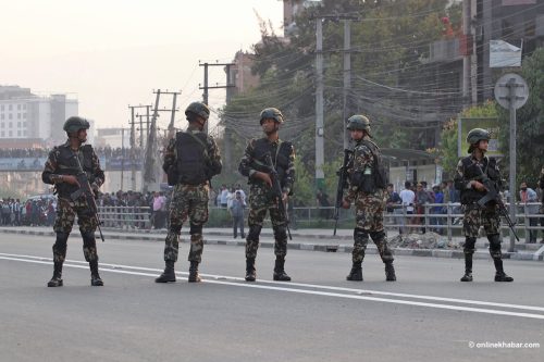 कर्फ्यु लागेसँगै काठमाडौंको सडकमा सेना (तस्वीरहरू)