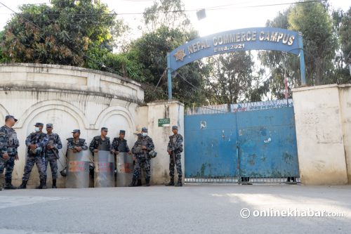 संसद्को गेट अगाडि गर्माएको स्ववियु निर्वाचन