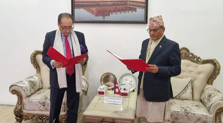 नेपाल इन्भेस्टमेन्ट मेगा बैंकका अध्यक्ष पाँडेले लिए शपथ