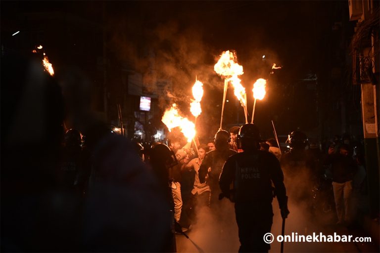 बागबजारमा अखिल क्रान्तिकारीले जलायो प्रधानमन्त्रीको पुत्ला (तस्वीरहरू)