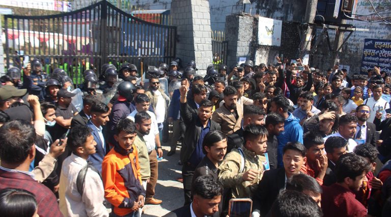 पीएन क्याम्पस पोखरामा मतपत्रमा त्रुटि भेटिएपछि रोकिएको मतदान भोलि हुने 