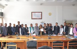 निजामतीमा समेट्नुपर्ने १९ बुँदे मागपत्र प्रचण्डलाई हस्तान्तरण