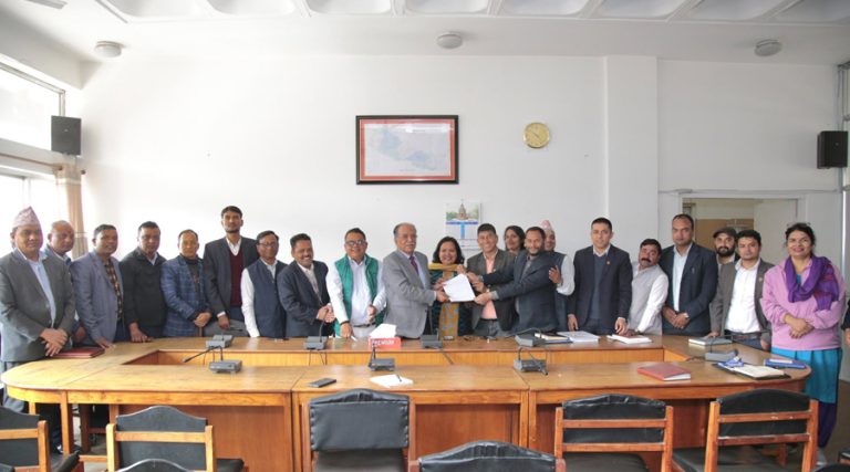 निजामतीमा समेट्नुपर्ने १९ बुँदे मागपत्र प्रचण्डलाई हस्तान्तरण