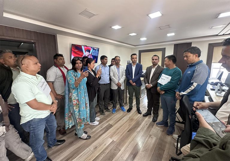 अनलाइनखबरमा प्रेस चौतारीको अनुगमन, विचलित नभई पत्रकारिता गर्न आग्रह