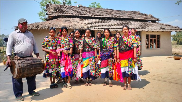 लोप हुँदै रानाथारूले होलीमा लगाउने परम्परागत गहना