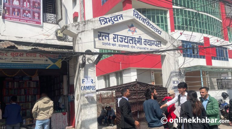 आरआरमा मध्यराति अनेरास्ववियुले गर्‍यो तालाबन्दी