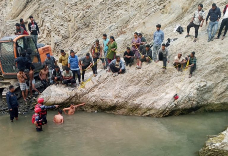 सिस्नेरी खोलामा पौडी खेल्न गएका ३ बालकको डुबेर मृत्यु