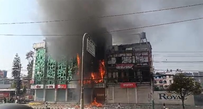 तीनकुनेको घरमा आगजनी (तस्वीरहरू )