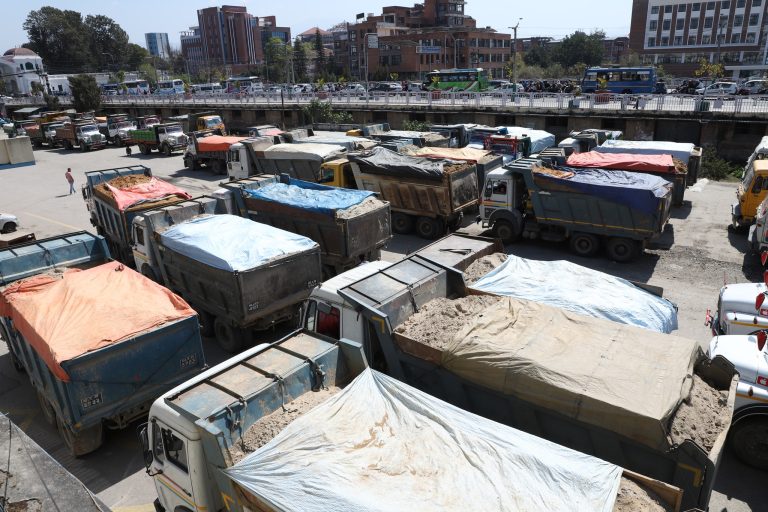 ढाला परिवर्तन गर्ने टिपरमाथि कारबाही सुरु, एकैदिन ४२ वटा नियन्त्रणमा