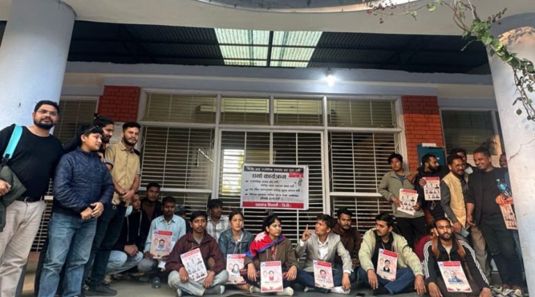 स्ववियु चुनावको माग गर्दै विश्वविद्यालय क्याम्पसमा स्वतन्त्र उम्मेदवारहरूले दिए धर्ना