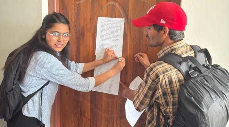 शिक्षा संकायको डिन कार्यालयमा विद्यार्थीले लगाए ताला