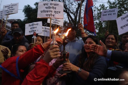 कुलमान हटाएको विरोधमा टुकी बालेर ललितपुर महानगर अगाडि प्रदर्शन (तस्वीरहरू)