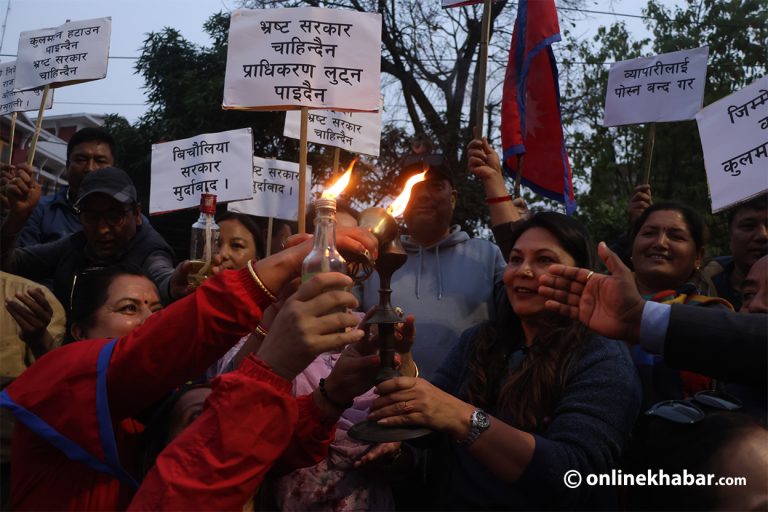 कुलमान हटाएको विरोधमा टुकी बालेर ललितपुर महानगर अगाडि प्रदर्शन (तस्वीरहरू)