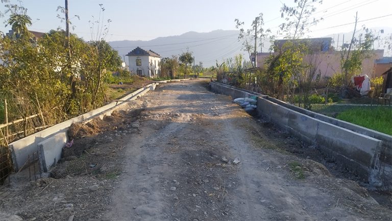 घोराहीमा गाउँका सडक विस्तार, स्थानीयलाई हिँड्‌डुल गर्न सजिलो