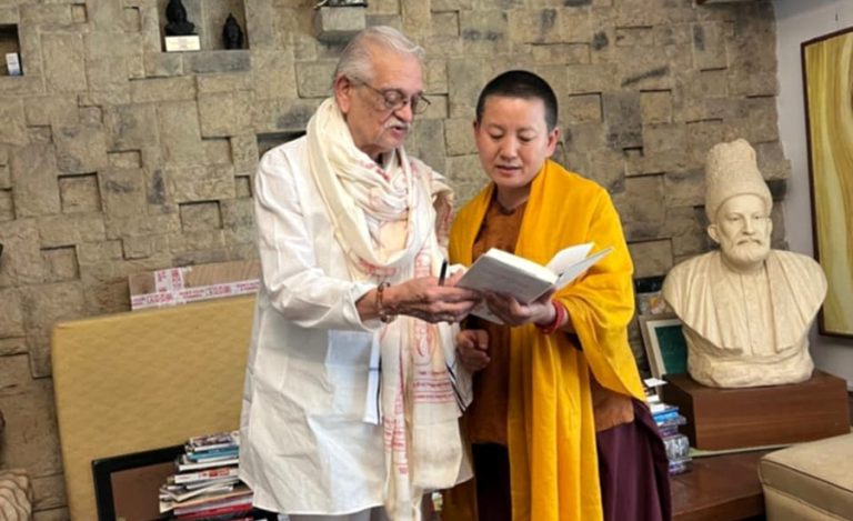 आनीको बहुचर्चित गीत ‘फूलको आँखामा’ हिन्दीमा, गुलजारले गरे अनुवाद