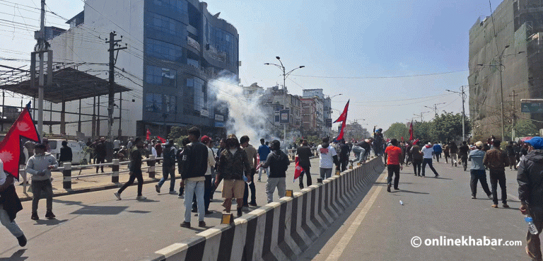 तीनकुनेमा एपीएफको गाडीमा ढुंगामुढा