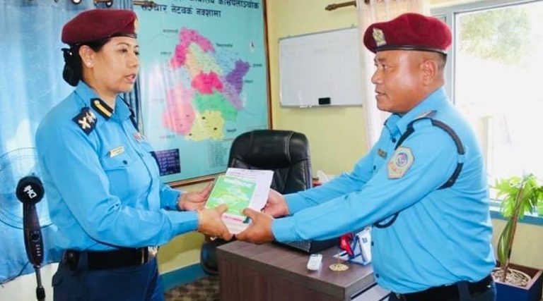 हतियार राख्ने प्रहरीको सिरानीमा पुस्तक