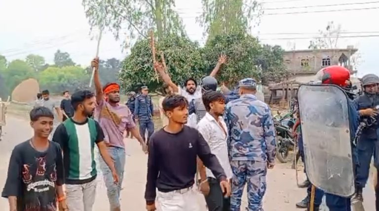 धनुषामा दुई समूहको झडपमा ९ प्रहरी घाइते