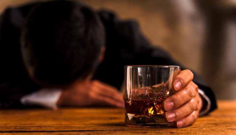 रक्सी पिएपछि टाउको दुख्ने र आँखा रातो हुने किन हुन्छ ?