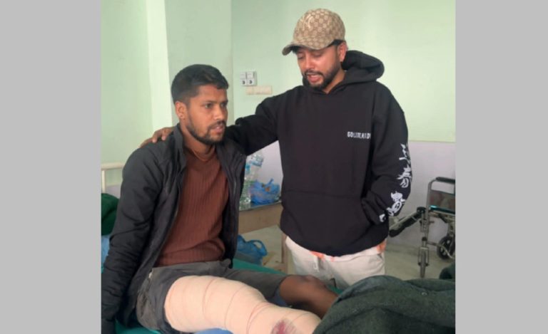 कन्सर्टका घाइते भेट्न अस्पताल पुगे दुर्गेश, ३ महिनाको खर्च ब्यहोर्ने