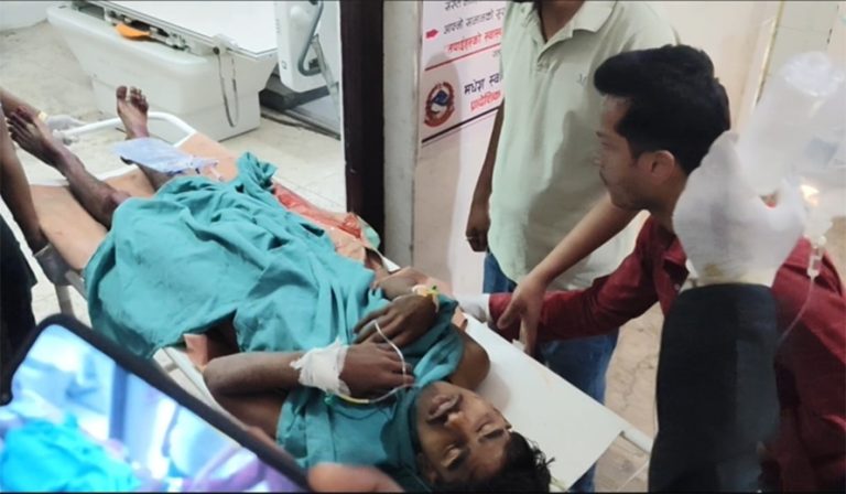 धनुषामा गोली लागेर गम्भीर घाइते युवकलाई थप उपचारका लागि काठमाडौं लगियो