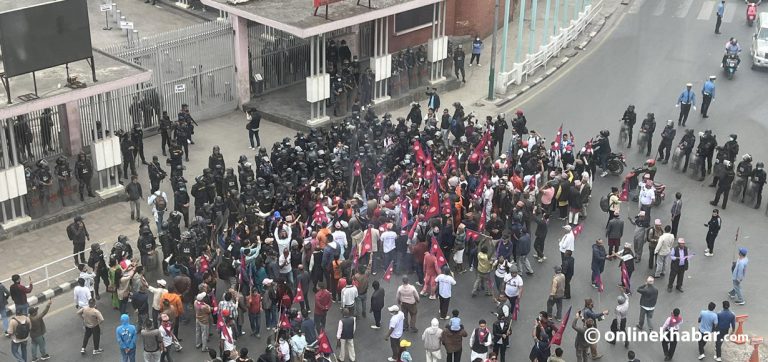 पूर्वराजाको समर्थनमा नारायणहिटी गेटमा प्रदर्शन (तस्वीरहरू)