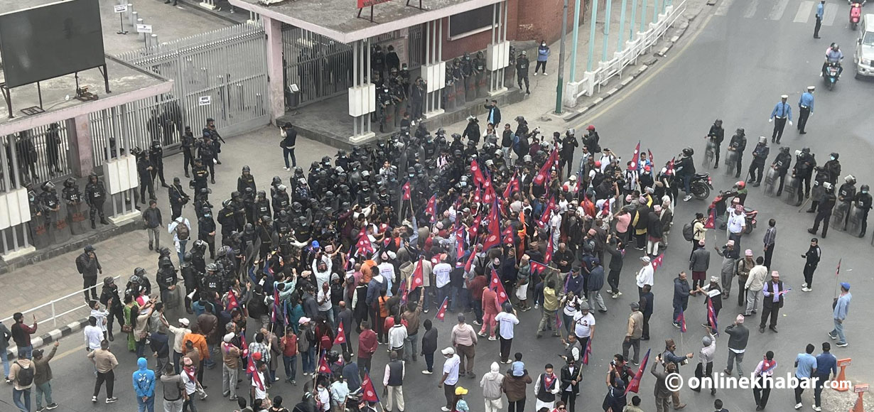 पूर्वराजाको समर्थनमा नारायणहिटी गेटमा प्रदर्शन (तस्वीरहरू)