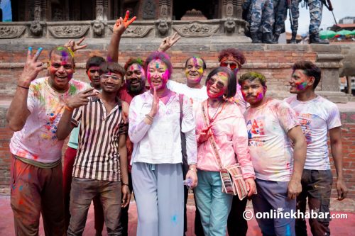 पाटन दरबार क्षेत्रमा होलीको रौनक (तस्वीरहरू)