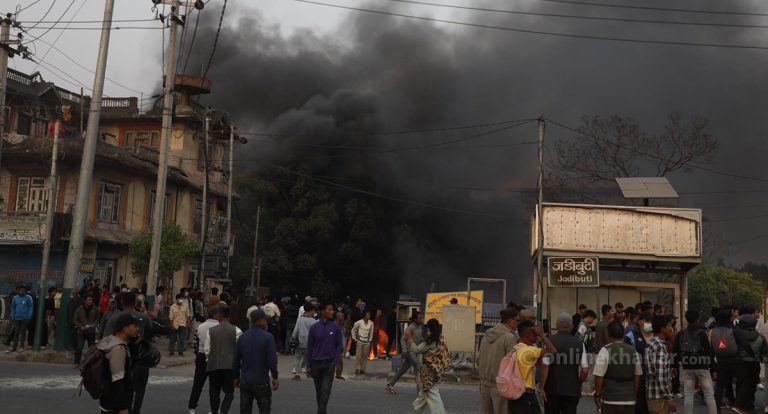 जडीबुटीकी महाप्रबन्धक भन्छिन्- अचानक ढुंगामुढा र आगजनी भएपछि ज्यान जोगाएर भाग्यौं