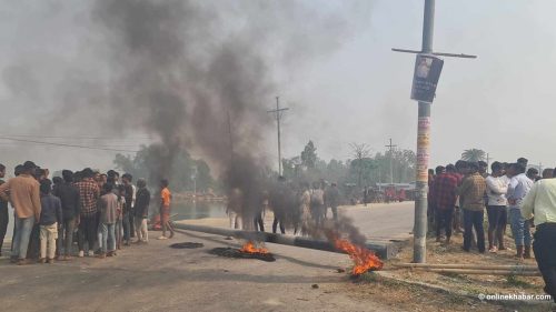 आशुको हत्यारा पक्राउको माग गर्दै जनकपुर-जलेश्वर सडकखण्डमा चक्काजाम