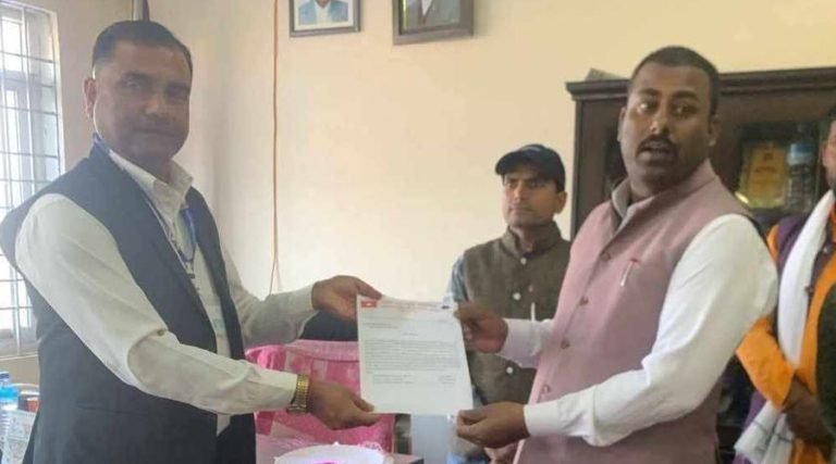 दलितको घर भत्काउनेलाई रिहाइको माग गर्दै जसपा नेपालले बुझायो ज्ञापन